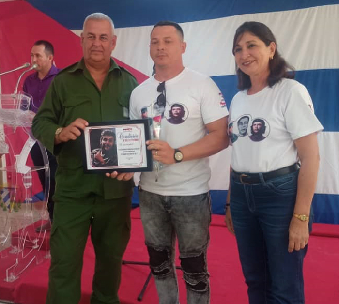 Gobernador del Territorio holguinero haciendo entrega de la Condición Nacional 8 de Octubre