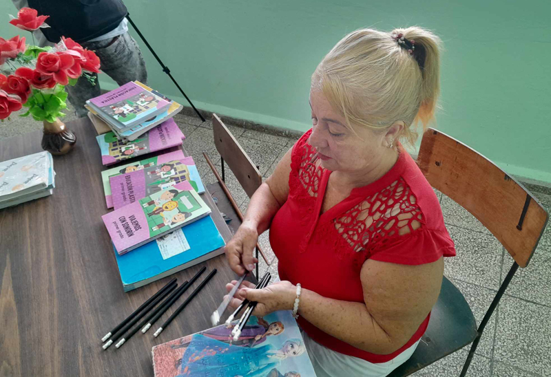 Maestra preprando material de estudio