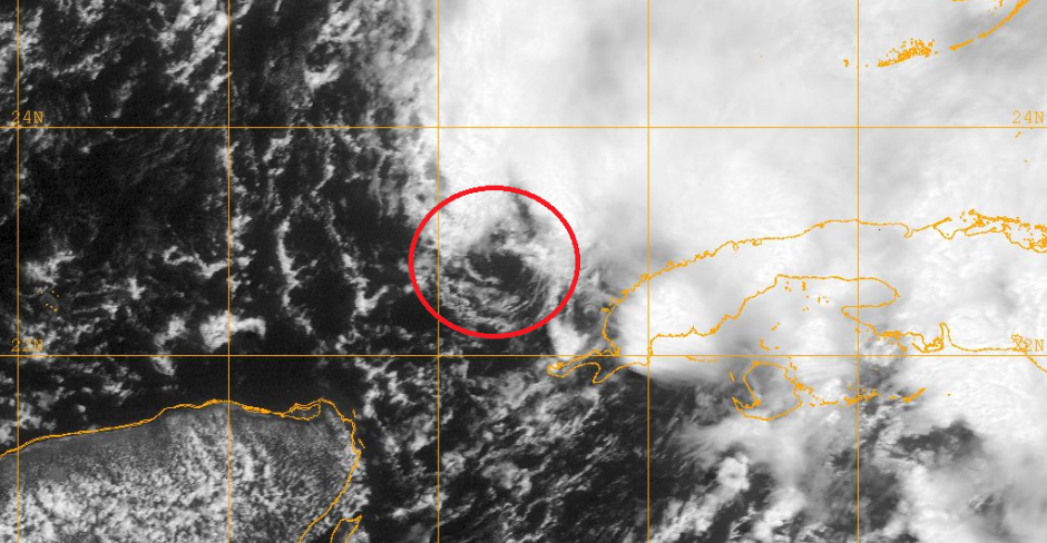 Tormenta subtropical Alberto en 2018, próxima al extremo occidental de Cuba. En rojo el centro de circulación.